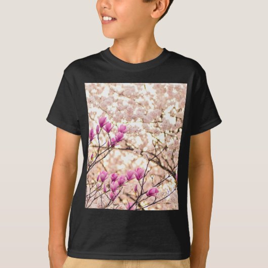 Bloomende roze Paarse Magnolias Spring Flower T-shirt (Voorkant)