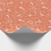 Bloomende witte Hibiscus-bloemen op strand Cadeaupapier (Hoek)