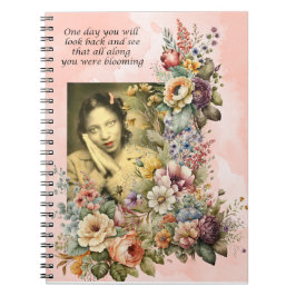 "Blooming all Along" citeert meisje en bloemen Notitieboek