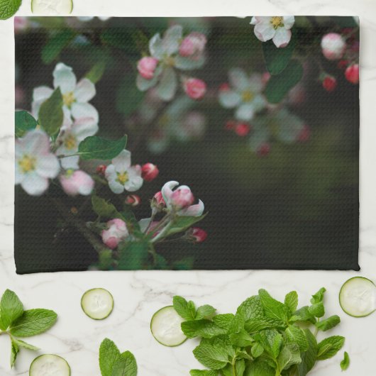 Blooming apple tree, moody spring theedoek (Gevouwen)
