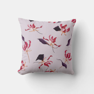 Blooming Flame Lily: bloementuin patroon. Kussen