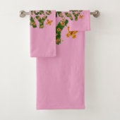 Blooming Luck: Floral St. Patrick's Day roze handd Bad Handdoek (Insitu)