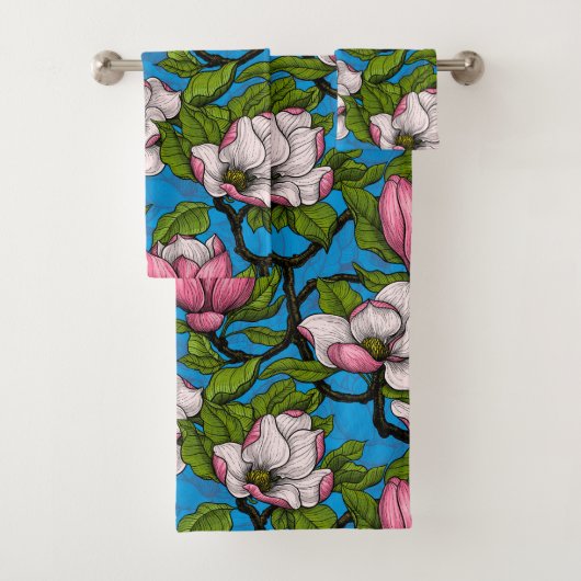 Blooming magnolia op blauw bad handdoek (Insitu)