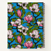 Blooming magnolia op blauw notitieboek (Achterkant)