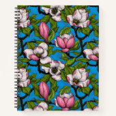 Blooming magnolia op blauw notitieboek (Voorkant)