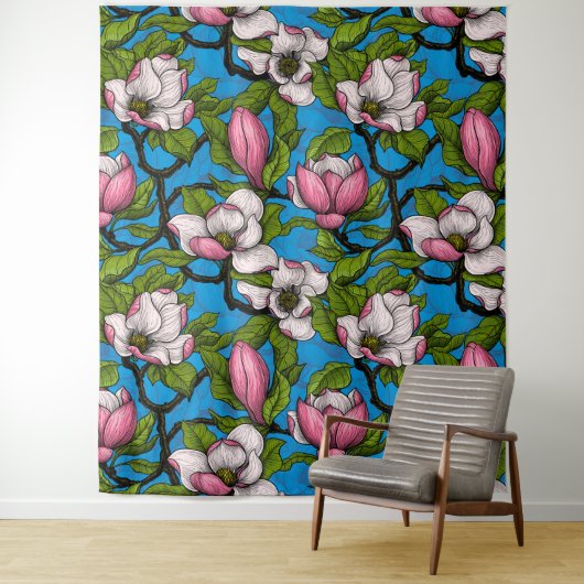 Blooming magnolia op blauw wandkleed (In situ)