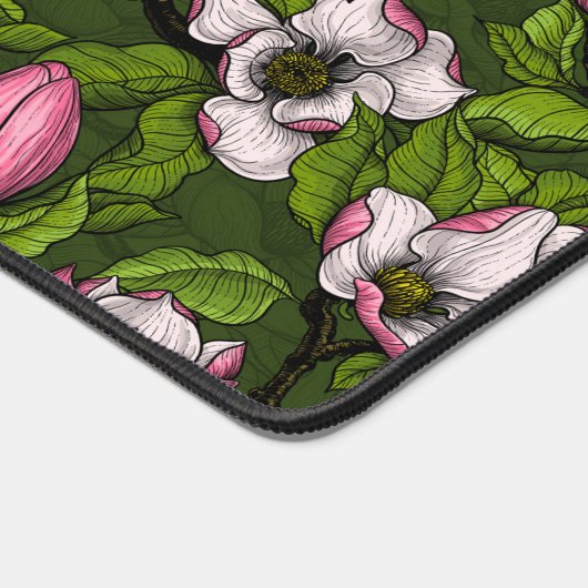 Blooming magnolia op donkergroen bureaumat (Hoek)