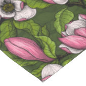 Blooming magnolia op donkergroen tafelkleed (Gekanteld)