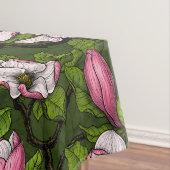 Blooming magnolia op donkergroen tafelkleed (Voorbeeld)