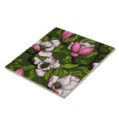 Blooming magnolia op donkergroen tegeltje (Zijkant)