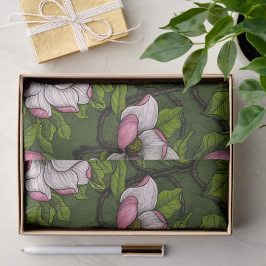 Blooming magnolia op donkergroen tissuepapier (Geschenk)
