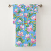 Blooming magnolia op sky blue bad handdoek (Insitu)