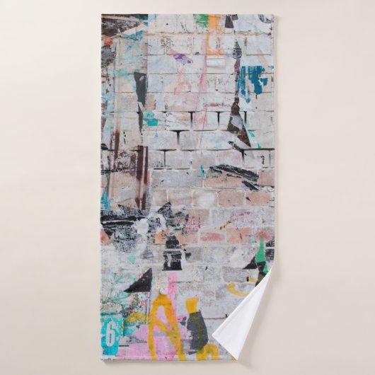Blootgestelde weersmuur met gescheurde straatpost badhanddoek (Badhanddoek)