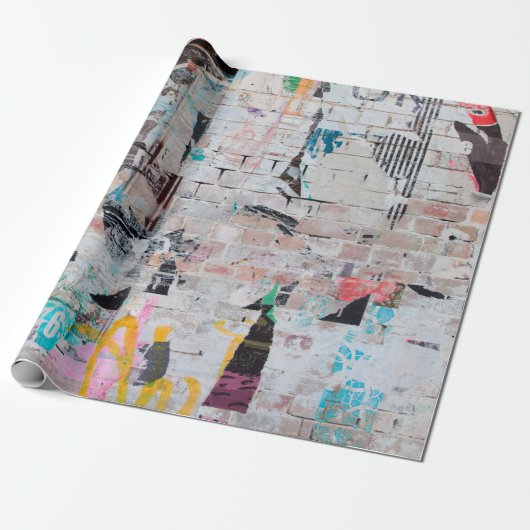 Blootgestelde weersmuur met gescheurde straatpost cadeaupapier (Uitgerold)