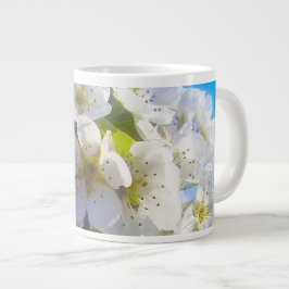 Blossomtak van een peren grote koffiekop