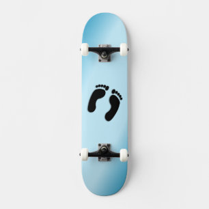 Blote voetafdrukken blauw persoonlijk skateboard