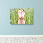 blote voeten in weide wildbloemen canvas afdruk (Insitu (Houten vloer))