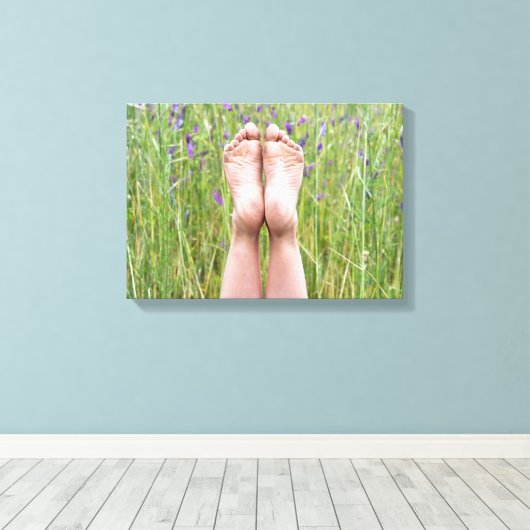 blote voeten in weide wildbloemen canvas afdruk (Insitu (Houten vloer))