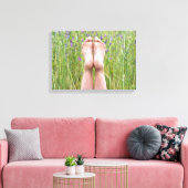 blote voeten in weide wildbloemen canvas afdruk (Insitu (Woonkamer))