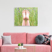 blote voeten in wilde bloemen canvas afdruk (Insitu (Woonkamer))