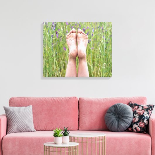 blote voeten in wilde bloemen canvas afdruk (Insitu (Woonkamer))