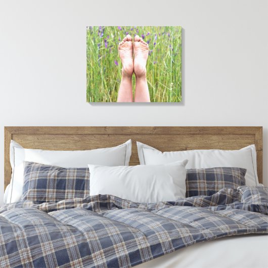 blote voeten in wilde bloemen canvas afdruk (Insitu (Slaapkamer))