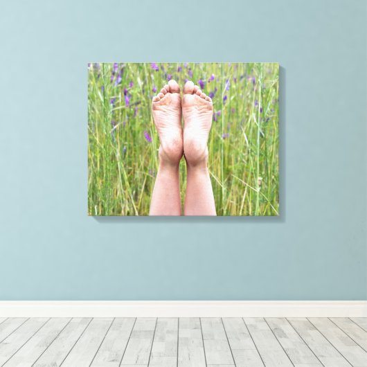 blote voeten in wilde bloemen canvas afdruk (Insitu (Houten vloer))