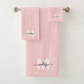 Blozend Roze Elegante Minimaal Script Naam Monogra Bad Handdoek (Insitu)