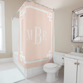 Blozend Roze en Witte Griekse Sleutel | Monogram Douchegordijn (In situ)