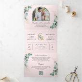 Blozend Roze Eucalyptus Boog Foto QR Code Trouwen Drieluik Uitnodiging (Binnen)