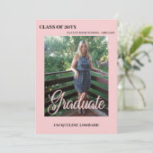 Blozend Roze Foto Script Afstudeeraankondiging Kaart (Staand voorkant)