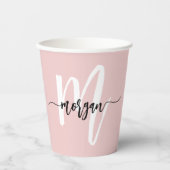 Blozend Roze Moderne Script Meisjesachtig Monogram Papieren Bekers (Voorkant)
