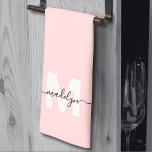 Blozend Roze Naam Monogram Theedoek<br><div class="desc">Op maat gemaakte roze beginletter naam monogram keukendoek. Voeg een vleugje elegantie toe aan uw keuken met deze stijlvolle monogramdoek. Ontworpen voor een drievoudige vouwstijl,  heeft deze een zachte roze achtergrond,  een witte opvallende beginletter en een vloeiende zwarte scriptnaam,  wat een gepersonaliseerde en verfijnde uitstraling geeft.</div>