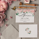 Blozende bloemen witte trouw plat bewaar de datum save the date<br><div class="desc">Dit blush bloemige witte trouwplat save the date ontwerp bevat mooie chic neutrale achtergronden van zwart of wit met eenvoudige moderne typografie en elegante kalligrafie om een verfijnde toon te zetten voor elke stijl van evenement. Elk product is versierd met prachtige roze rozen en perzik- en ivoorkleurige hortensia's, gearrangeerd met...</div>
