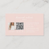 Blozende Roze Script Sociale QR Code Foto Make-up Visitekaartje (Achterkant)