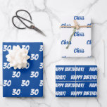 Blue 30th Happy Birthday Custom Name Inpakpapier Vel<br><div class="desc">Voeg een Naam toe,  pas de Leeftijd aan en zeg Happy Birthday met deze multi-sheet cadeauomslag in blauw en wit om iemand te helpen speciaal de grote 30e Dag vieren. Drie aparte papierbladen voor het oppakken van papier die u wilt aanpassen.</div>