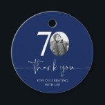 Blue 70th Birthday Bedankt voor de Labels<br><div class="desc">Voeg een persoonlijk tintje toe aan uw feestgunsten met dit aanpasbare 70e verjaardagsgunst-label! Ontworpen om uw mijlpaalfeest extra speciaal te maken, kunt u met dit label uw eigen foto toevoegen en de tekst personaliseren voor een unieke herinnering. Perfect voor het bevestigen aan feestgunsten, geschenktassen of bedankgeschenken, dit label zal zeker...</div>