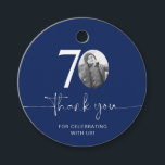 Blue 70th Birthday Bedankt voor de Labels<br><div class="desc">Voeg een persoonlijk tintje toe aan uw feestgunsten met dit aanpasbare 70e verjaardagsgunst-label! Ontworpen om uw mijlpaalfeest extra speciaal te maken, kunt u met dit label uw eigen foto toevoegen en de tekst personaliseren voor een unieke herinnering. Perfect voor het bevestigen aan feestgunsten, geschenktassen of bedankgeschenken, dit label zal zeker...</div>