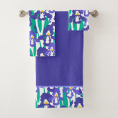 Blue Abstract Iris Floral Pattern Border Bad Handdoek (Insitu)