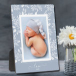Blue Afbeelding Easel Back Frameless Photo Holder Fotoplaat<br><div class="desc">Deze charmante tabletop easel bevat uw favoriete foto omringd door een prachtige rand van witte bladeren, stippen en bessen op een bleke blauwe achtergrond. VERANDERT de achtergrondkleur om uw foto AAN TE PASSEN. VERANDEREN de LOVE tekst in om het even wat - TIP: zet jouw tekst tussen de twee vierkantjes...</div>