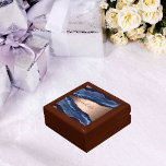 Blue agate marble roos gold name script cadeaudoosje<br><div class="desc">Een donkerblauw en goudblauw roos,  marmerbare steendruk als achtergrond Personaliseer en voeg jouw naam toe. De naam wordt geschreven met een modern handgeschreven stijlmanuscript met swashes. Om de spoelbeurten te houden schrap slechts de steekproefnaam,  verlaat de ruimten of emoji's voor en na de naam.</div>
