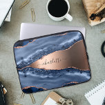 Blue agate marble roos gold name script laptop sleeve<br><div class="desc">Een donkerblauw en goudblauw roos,  marmerbare steendruk als achtergrond Personaliseer en voeg jouw naam toe. De naam wordt geschreven met een modern handgeschreven stijlmanuscript met letters.</div>