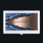 Blue agate marble roos gold name script visitekaarthouder<br><div class="desc">Een donkerblauw en roos goudblauw,  marmerbare steendruk als achtergrond. Personaliseer en voeg jouw naam toe. De naam wordt geschreven met een modern handgeschreven stijlmanuscript met swashes. Om de spoelbeurten te houden schrap slechts de steekproefnaam,  verlaat de ruimten of emoji's voor en na de naam.</div>