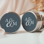 Blue Ampersand Monogram Wedding Ronde Sticker<br><div class="desc">Verzegel uw uitnodigingsenveloppen of gunsten met deze elegante stevige kleurentrouwstickers met uw initialen die in een monogram worden samengevoegd die door een decoratief manuscriptampersand,  op een rokerblauwe-grijze achtergrond wordt samengevoegd. Ontworpen om onze Snowbound en Winter Reverie trouwuitnodiging collecties aan te passen.</div>