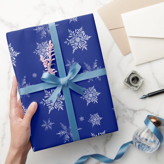 Blue and White Delicate Snowflake Christmas Cadeaupapier (Geschenken)