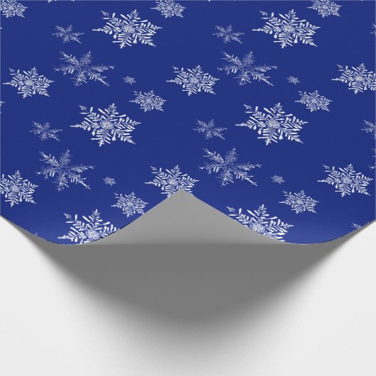 Blue and White Delicate Snowflake Christmas Cadeaupapier (Hoek)