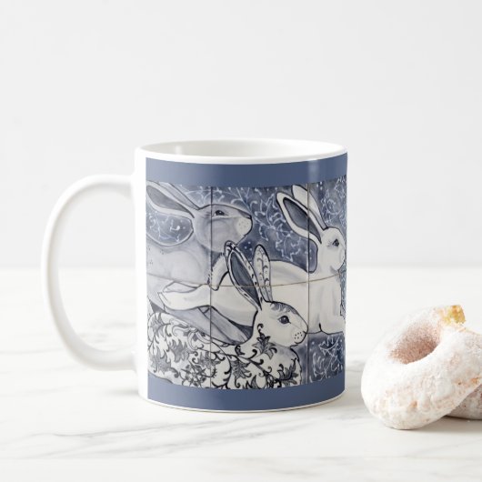 Blue and White Rabbit Tegel Chinoiserie Bunny Art Koffiemok (Met donut)