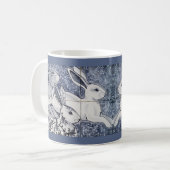Blue and White Rabbit Tegel Chinoiserie Bunny Art Koffiemok (Voorkant links)