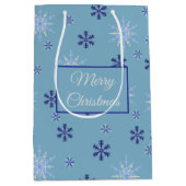 Blue and White Winter Snowflake Pattern Medium Cadeauzakje (Voorkant)