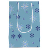 Blue and White Winter Snowflake Pattern Medium Cadeauzakje (Achterkant)